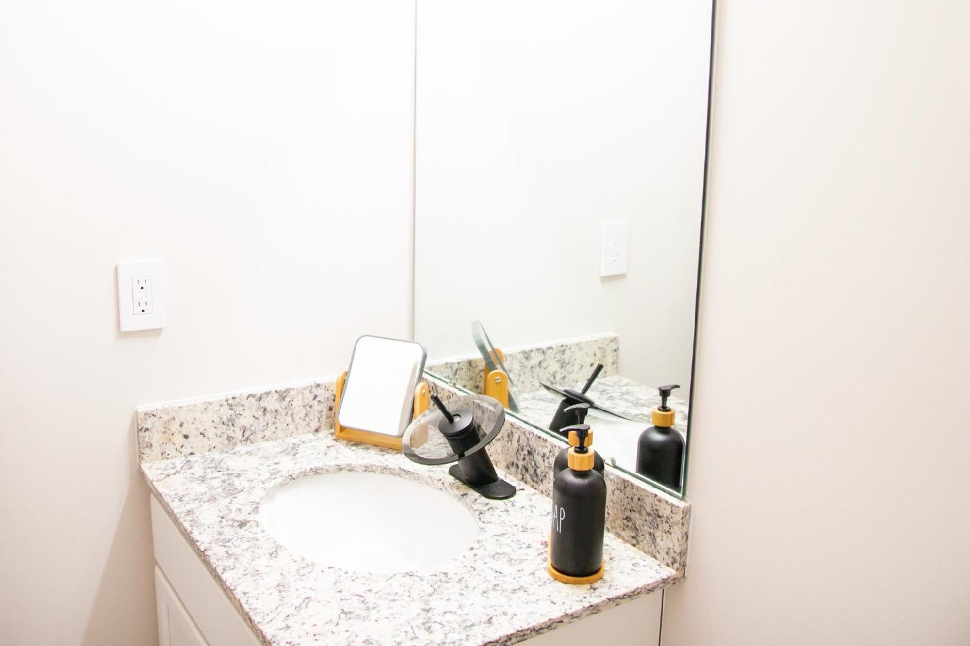Hometel Premium Guest Suite W/ Private Entrance Ypsilanti Extérieur photo